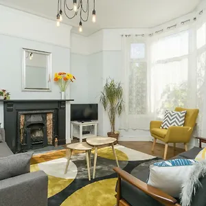 House For Families Or Groups Near Centre Holiday home